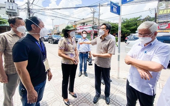 政府副總理武德膽（右二）親往視察平陽省順安市的防疫工作。（圖源：平陽省委宣教處）