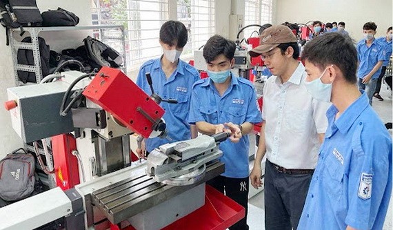 預計企業未來期間需要30%中專程度人力。