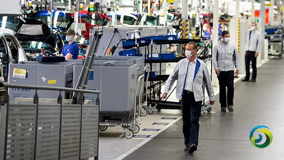 2020年4頁,德國沃爾夫斯堡,大眾汽車裝配線上的員工。(圖源:路透社)