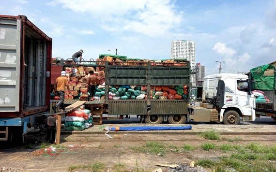 農產品從運貨車轉裝到列車車廂上。(圖源:范宣)