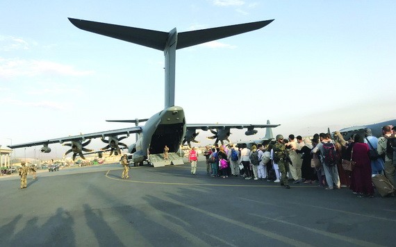 人們在喀布爾國際機場排隊等候乘坐德國軍用飛機離開。(圖源:互聯網)