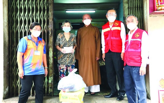 民運處領導探望受疫情影響華人民戶