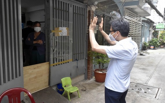 武德膽副總理向居民招手問候。