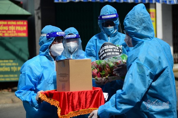 軍隊力量將新冠死者的骨灰交給親屬。