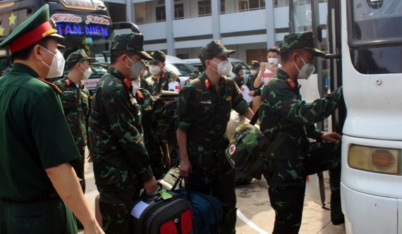 軍醫幹部團奔赴同奈省支援抗疫。(圖源:草江)