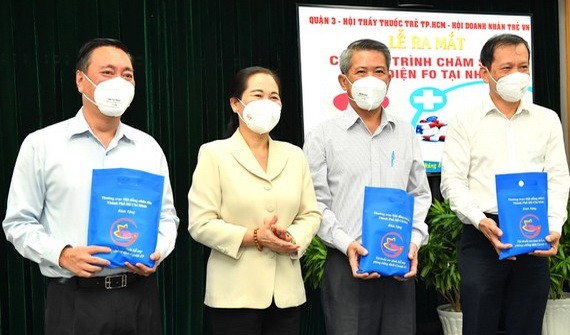 市人民議會主席阮氏麗向第三郡新冠肺炎疫情防控指委會贈送藥袋。(圖源:越勇)