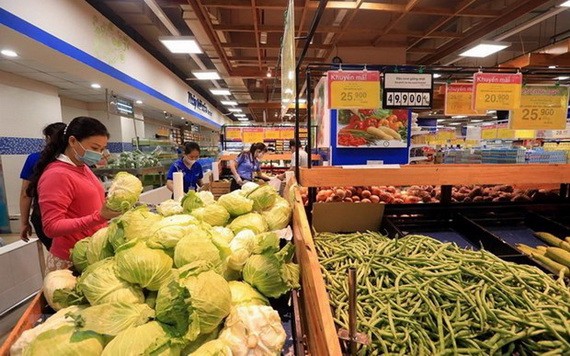 社交隔離期間,河內市民在 Co.opMart 超市選購農產品。 (圖源:越通社)