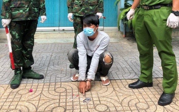 被當場捉獲的歹徒。