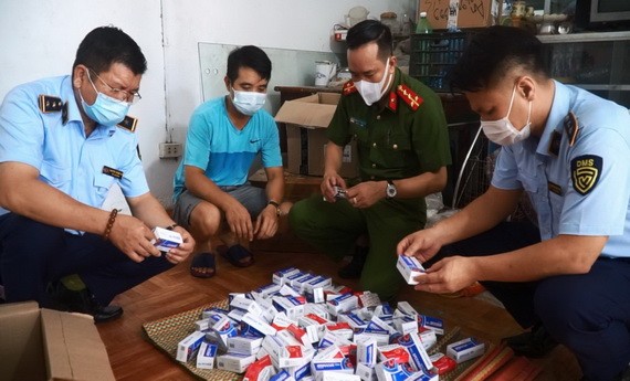 職能力量查獲來源不詳的新冠肺炎治療藥品。（圖源：市場管理局）