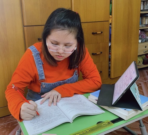 優秀華人學生陳沛欣在線學習。