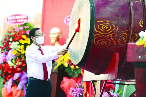 市人委會主席潘文邁在開學典禮上擊鼓。（圖源: TTO）