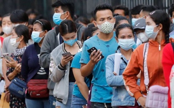 柬埔寨民眾排隊等候接種新冠疫苗。(圖源:EPA)