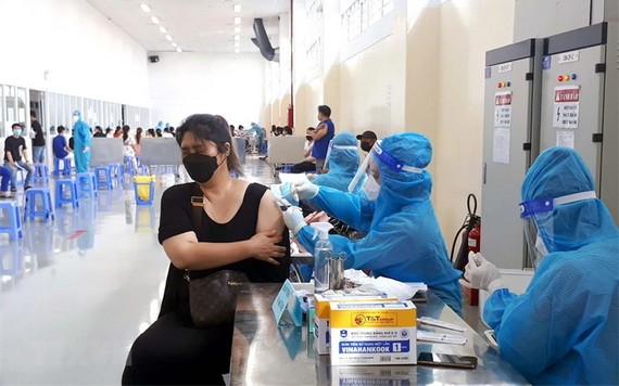 新順出口加工區工人們接受第二劑新冠疫苗注射。(圖源:越通社)