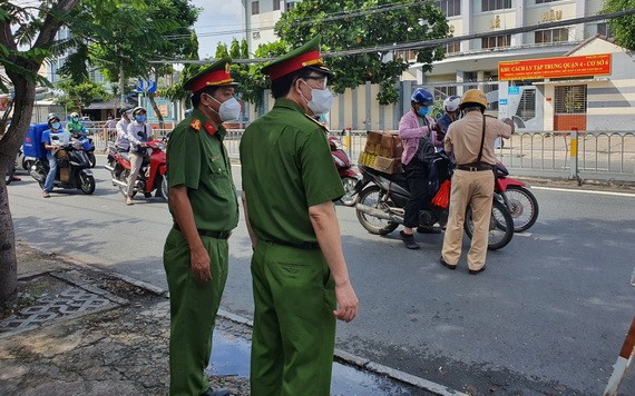 公安部副部長黎國雄少將親往視察第四郡阮必成街上的防疫檢查站工作。（圖源：市公安報）