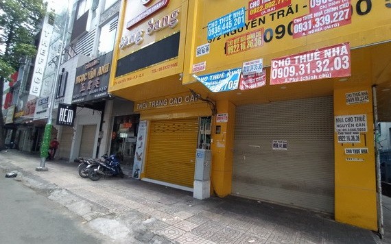 近幾個月來,本市中心區多條大街道的鋪面都關門和掛牌出租。