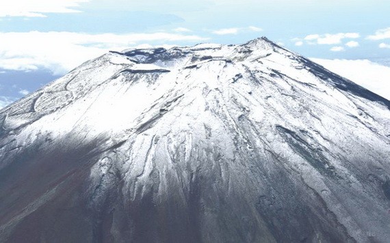 富士山今年首次披銀裝