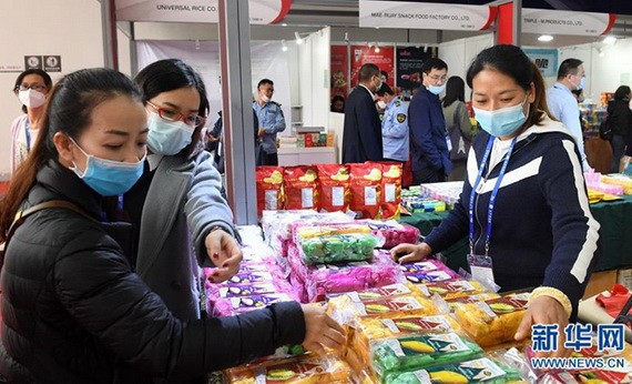 圖為2020年11月27日,消費者在廣西南寧國際會展中心挑選商品。(圖源:新華社)