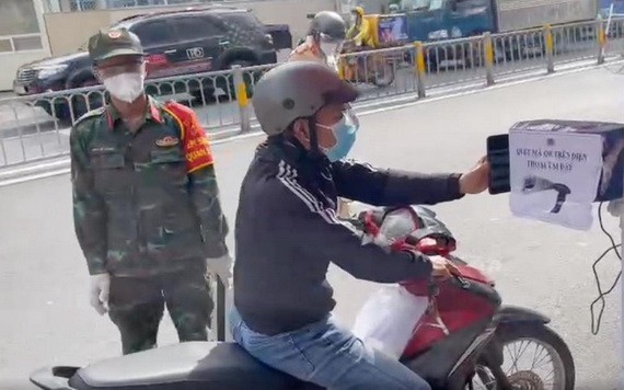 一名市民外出過站時經自動攝像系統掃描健康申報二維碼。（圖源：視頻截圖）