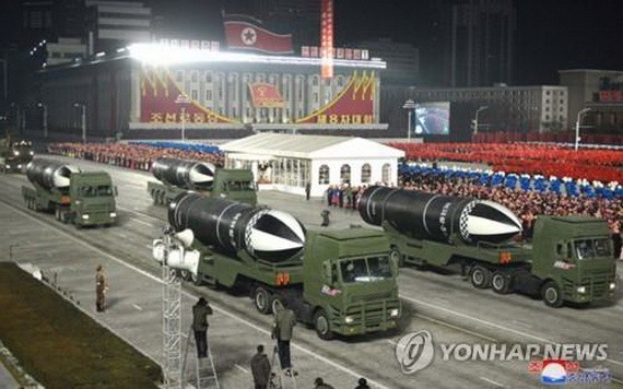 圖為1月14日晚,朝鮮勞動黨第八次全國代表大會閱兵活動,新潛射彈道導彈(SLBM)亮相。 (圖源:韓聯社/朝中社)