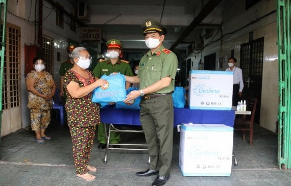 市公安廳廳長黎鴻南少將向本市貧困民眾問候和贈送援助品。