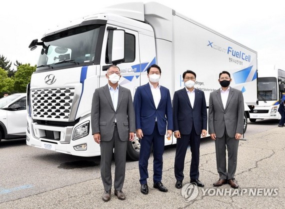 左起依次為現代汽車會長鄭義宣、SK集團會長崔泰源、POSCO會長崔正友、曉星集團會長趙顯俊。 (圖源:韓聯社)
