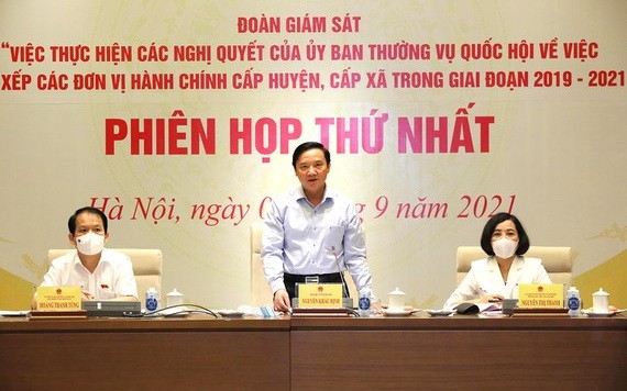 國會副主席、監察團長阮克定（中）主持會議並發言。（圖源：英芳）