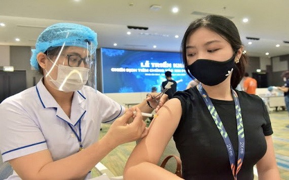 勞動者獲接種新冠疫苗。(圖源:HCDC)