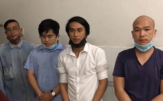 偽造通行證與接種證的四名犯罪團夥成員。（圖源：法律報）