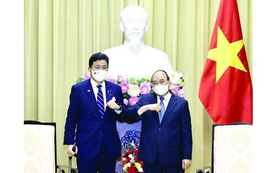 國家主席阮春福(右)接見日本防衛大臣岸信夫。(圖源:越通社)