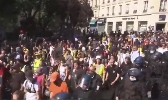 法國多地民眾再次舉行抗議新冠健康通行證等防疫措施的示威活動,超12萬人參加。(圖源:互聯網)