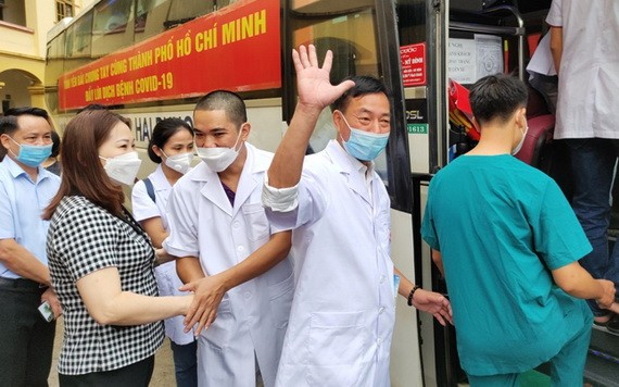 安沛省人委會副主席武氏賢幸(前左)向馳援本市抗疫的醫護人員親切握手並祝願抗疫成功歸來。(圖源:玉興)