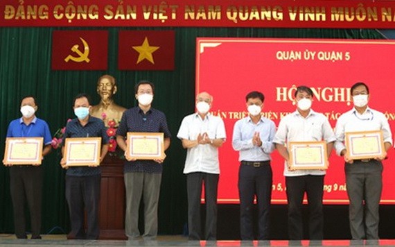 市委宣教處主任潘阮如奎與第五郡郡委書記阮孟強表彰在防疫工作有出色成績集體。(圖源:孟和)