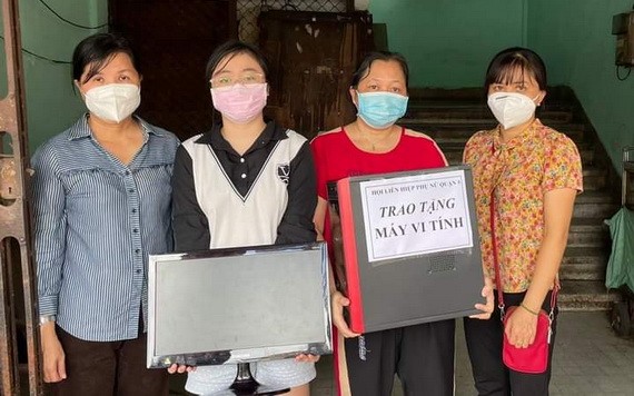 郡婦聯會主席陳氏雪幸(左一)贈送電腦 給受疫情影響少兒。