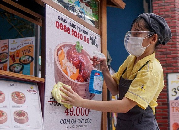 9月16日，第七郡的一家快餐店開門復業為網購及外賣服務做好準備。（圖源：黃雄）