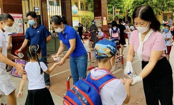 太平省小學生進校時接受噴洗手液消毒。(圖源:TNO)