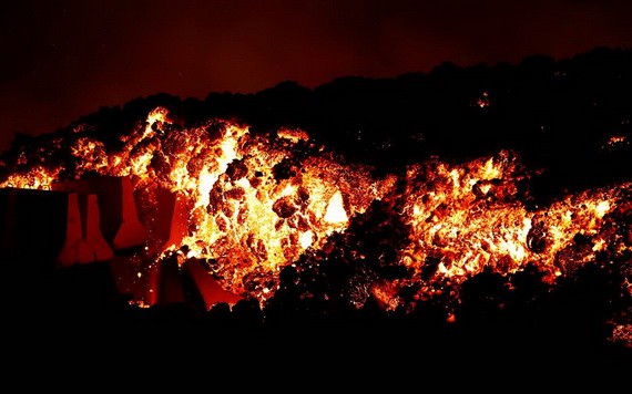 橫跨拉帕馬島南部山脊的老峰火山，上次噴發已是50年前，當地約有8萬居民。（圖源：路透社）