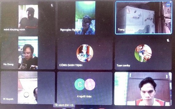 藝人在線上討論劇本。