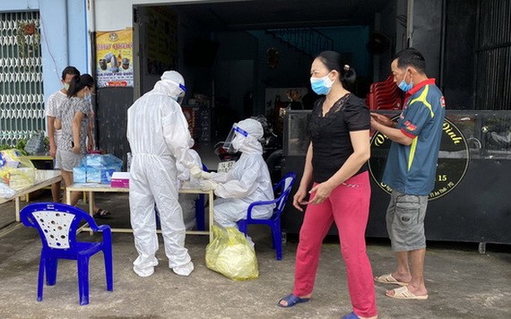 富國市防疫工作人員正追查第一代與第二代密接者蹤跡及全部安泰坊社群開展採檢工作。（圖源：科南）