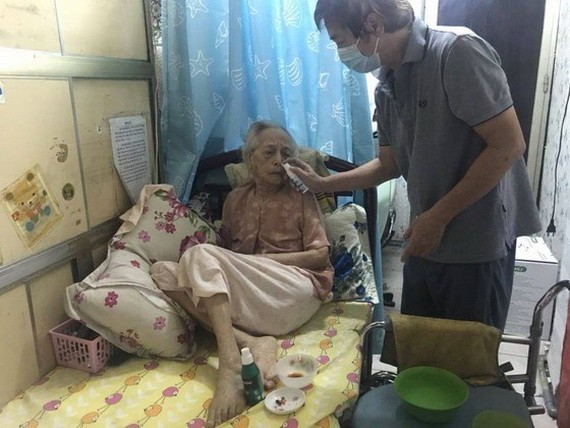 燦大叔天天為母親噴洗鼻子消毒。(圖源:淮南)