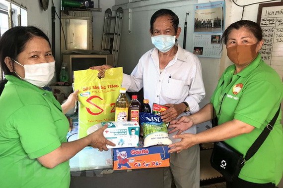 本市向貧困者提供生活必需品和紓困金。(圖源:越通社)