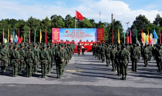 第九軍區幹部及醫護人員馳援本市抗疫出發儀式。(圖源:VOV)