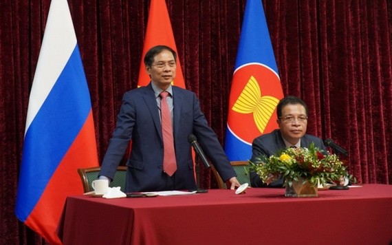 外交部長裴清山（左）在聚會上致詞。（圖源：VOV）