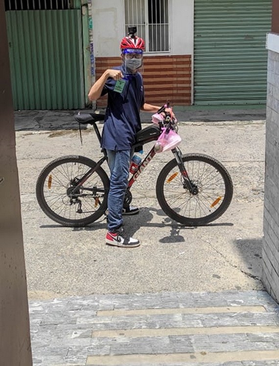 黃善保騎自行車參加防疫志願活動。