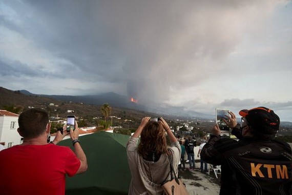 9月23日,人們在西班牙拉帕爾馬島觀看火山噴發。(圖源:新華社)