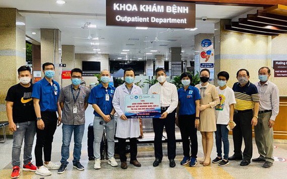 張文達（白衣）與朋友們向北江省贈送6000個N95口罩和2000套快篩試劑。