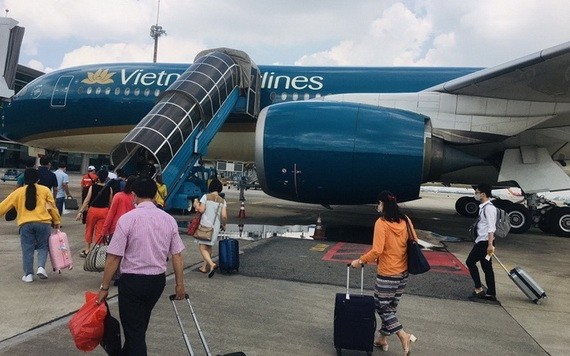 圖為旅客步行登上飛機。（示意圖源：GT） 