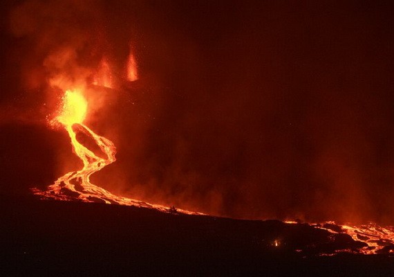 拉帕爾馬島火山噴發產生的熔岩流。(圖源:互聯網)