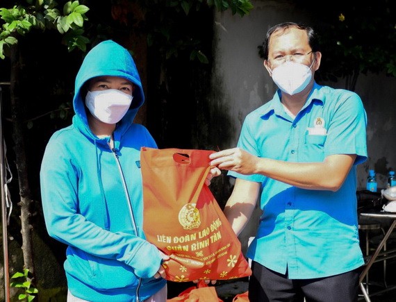 平新郡勞動聯團幹部（右）向遇困工人派發援助品。