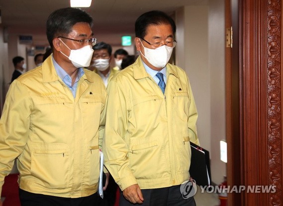 9月28日，在韓國中央政府首爾辦公大樓，徐旭（左）和鄭義溶出席國務會議。 （圖源：韓聯社）