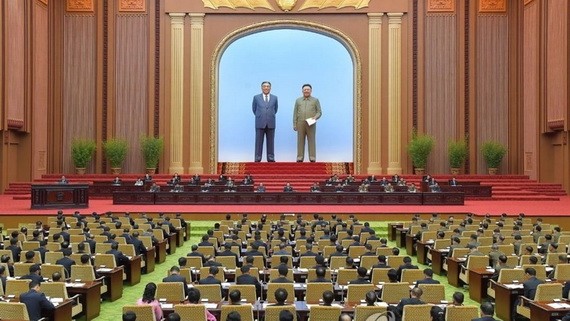 朝鮮第十四屆最高人民會議第五次會議第一天會議28日在平壤萬壽台議事堂舉行。(圖源:朝中社)